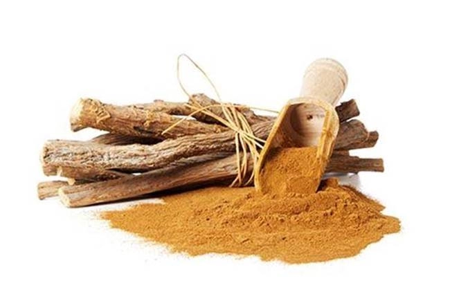 کرم ضدآفتاب بی رنگ درماتیپیک با خاصیت ضد لک و روشن کنندگی پوست