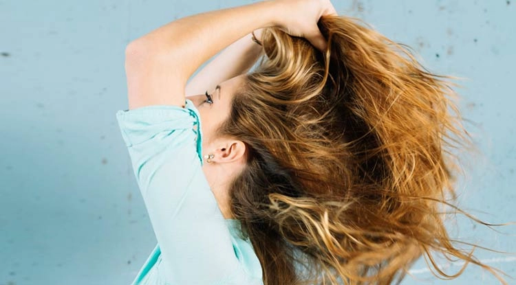 علت چرب شدن مو چرب