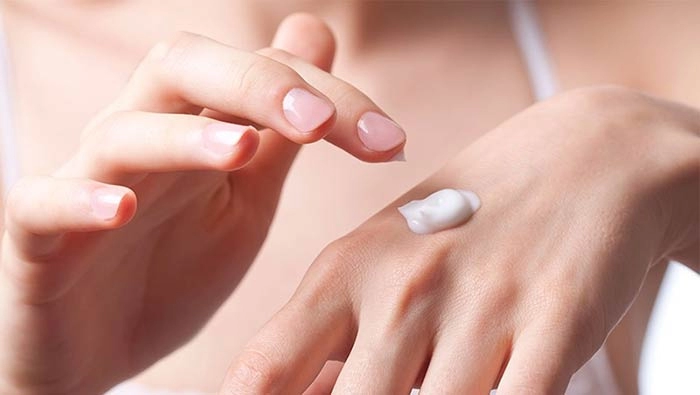 مرطوب کننده حاوی اوره ۱۰ درصد ثمین برای پوست خشک